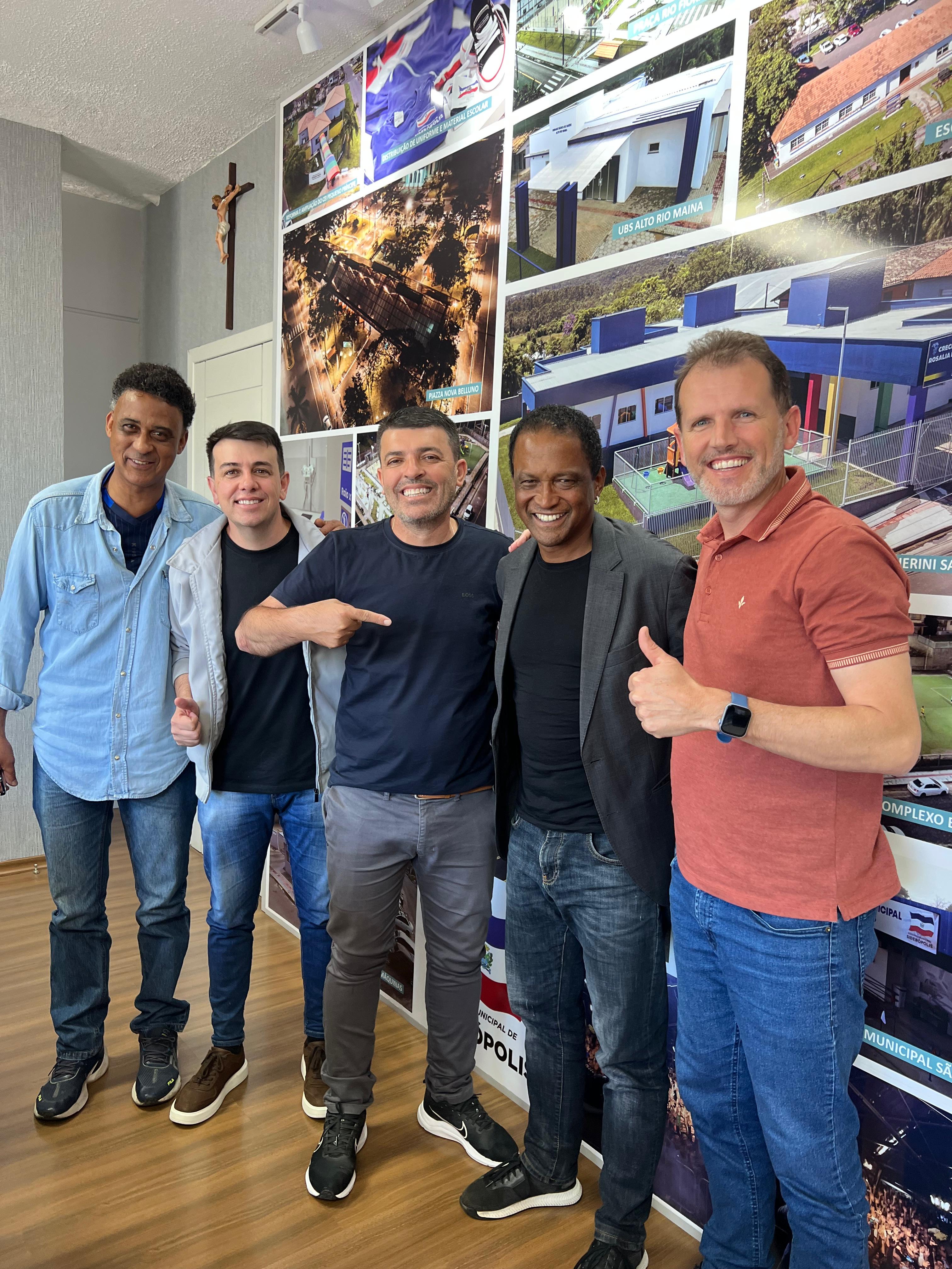 Ex-jogador da Seleção Brasileira, Valdo é recebido pelo prefeito em visita 